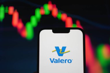 Roosendaal, Hollanda - 05 Ağustos 2025: Valero 'nun şirket logosunu gösteren bir cep telefonu,.