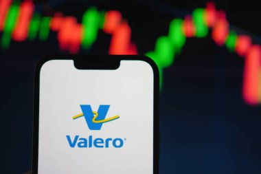 Roosendaal, Hollanda - 05 Ağustos 2025: Valero 'nun şirket logosunu gösteren bir cep telefonu,.