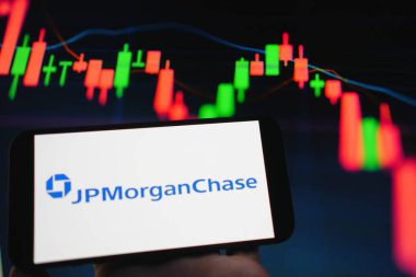 Roosendaal, Hollanda - 05 Ağustos 2025: Arka planda Jp Morgan Chase 'in şirket logosunu gösteren bir cep telefonu.