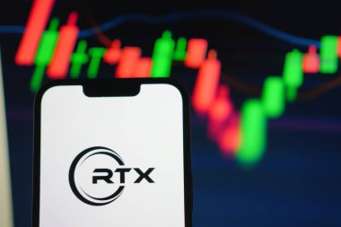 Roosendaal, Hollanda - 05 Ağustos 2025: Rtx 'in şirket logosunu gösteren bir cep telefonu,.