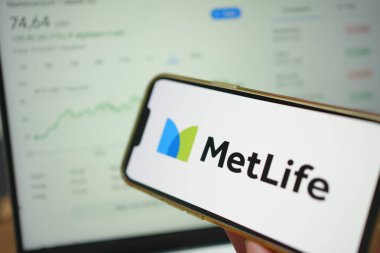 Roosendaal, Hollanda - 05 Ağustos 2025: Metlife 'ın şirket logosunu gösteren bir cep telefonu,.