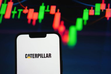 Roosendaal, Hollanda - 05 Ağustos 2025: Arka planda Caterpillar 'ın şirket logosunu gösteren bir cep telefonu.