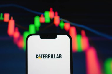 Roosendaal, Hollanda - 05 Ağustos 2025: Arka planda Caterpillar 'ın şirket logosunu gösteren bir cep telefonu.