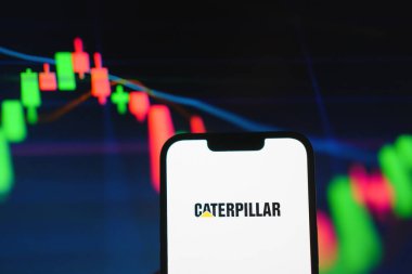 Roosendaal, Hollanda - 05 Ağustos 2025: Arka planda Caterpillar 'ın şirket logosunu gösteren bir cep telefonu.