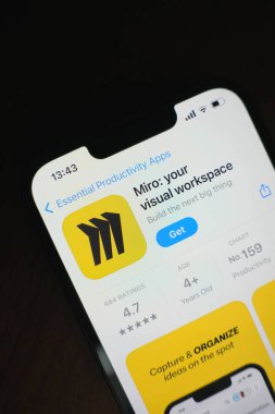 Roosendaal, Hollanda - 06 Ağustos 2025: Uygulama Mağazasında Miro 'nun logosunu gösteren bir akıllı telefon.