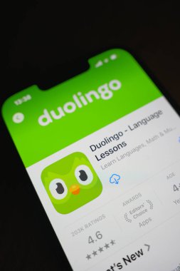Roosendaal, Hollanda - 06 Ağustos 2025: Uygulama Mağazasında Duolingo logosunu gösteren bir akıllı telefon. Dikey yönelim.