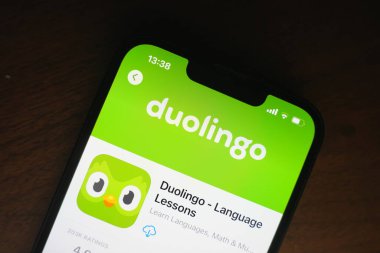 Roosendaal, Hollanda - 06 Ağustos 2025: Uygulama Mağazasında Duolingo logosunu gösteren bir akıllı telefon.