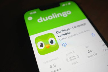Roosendaal, Hollanda - 06 Ağustos 2025: Uygulama Mağazasında Duolingo logosunu gösteren bir akıllı telefon.