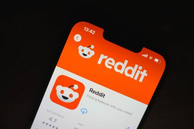 Roosendaal, Hollanda - 06 Ağustos 2025: Uygulama Mağazasında Reddit logosunu gösteren bir akıllı telefon.