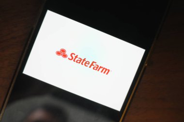 Roosendaal, Hollanda - 06 Ağustos 2025: Statefarm 'ın şirket logosunu gösteren bir cep telefonu.