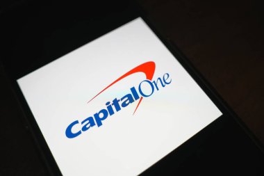 Roosendaal, Hollanda - 06 Ağustos 2025: Capital One 'ın şirket logosunu gösteren bir cep telefonu.