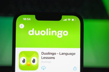 Roosendaal, Hollanda - 09 Ağustos 2025: Uygulama Mağazasında Duolingo logosunu gösteren bir akıllı telefon.