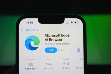 Roosendaal, Hollanda - 09 Ağustos 2025: Uygulama Mağazasında Microsoft Edge logosunu gösteren bir akıllı telefon.