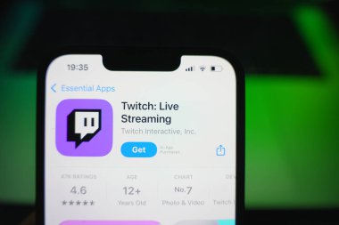 Roosendaal, Hollanda - 09 Ağustos 2025: App Store 'da Twitch logosunu gösteren bir akıllı telefon.