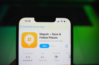 Roosendaal, Hollanda - 09 Ağustos 2025: App Store 'da Mapstr logosunu gösteren bir akıllı telefon.