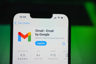 Roosendaal, Hollanda - 09 Ağustos 2025: Uygulama Mağazasında Gmail logosunu gösteren bir akıllı telefon.