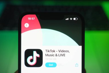Roosendaal, Hollanda - 09 Ağustos 2025: App Store 'da TikTok logosunu gösteren bir akıllı telefon.