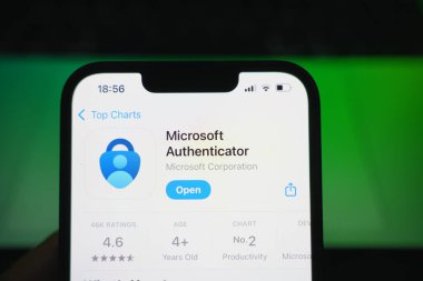 Roosendaal, Hollanda - 09 Ağustos 2025: App Store 'da Microsoft Authenticator' un logosunu gösteren bir akıllı telefon.