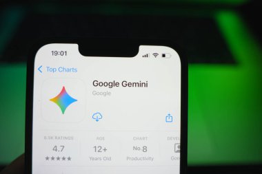 Roosendaal, Hollanda - 09 Ağustos 2025: App Store 'da Google Gemini logosunu gösteren bir akıllı telefon.