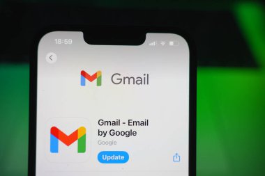 Roosendaal, Hollanda - 09 Ağustos 2025: Uygulama Mağazasında Gmail logosunu gösteren bir akıllı telefon.