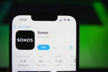 Roosendaal, Hollanda - 09 Ağustos 2025: App Store 'da Sonos' un logosunu gösteren bir akıllı telefon.