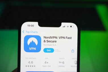 Roosendaal, Hollanda - 09 Ağustos 2025: Uygulama Mağazasında Nordvpn logosunu gösteren bir akıllı telefon.