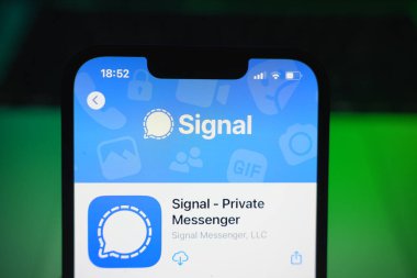 Roosendaal, Hollanda - 09 Ağustos 2025: App Store 'da Sinyal logosunu gösteren bir akıllı telefon.