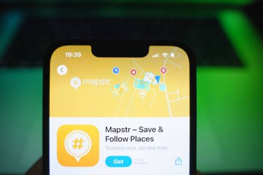 Roosendaal, Hollanda - 09 Ağustos 2025: App Store 'da Mapstr logosunu gösteren bir akıllı telefon.
