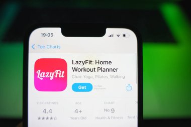 Roosendaal, Hollanda - 09 Ağustos 2025: App Store 'da Lazyfit logosunu gösteren bir akıllı telefon.