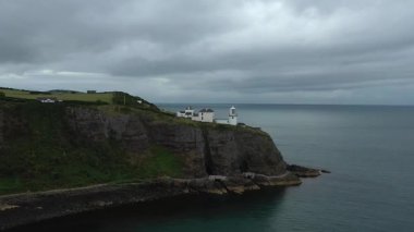 Kara Deniz fenerinde Bulutlu Gün, Carrickfergus, Kuzey İrlanda, İngiltere