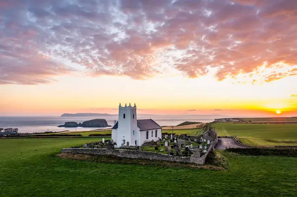 Ballintoy, Ballycastle, Kuzey İrlanda, Birleşik Krallık yakınlarındaki Kilisede Güzel Gün Doğumu