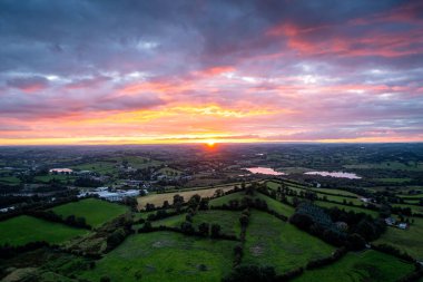 Sunset, Castleblayney, County Monaghan, İrlanda 'daki Muckno Gölü' nün havadan görünüşü