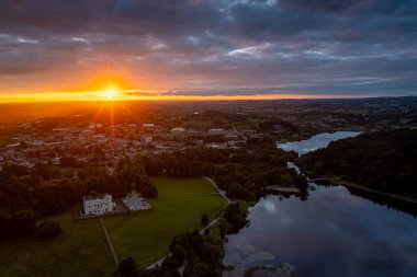 Sunset, Castleblayney, County Monaghan, İrlanda 'daki Muckno Gölü' nün havadan görünüşü