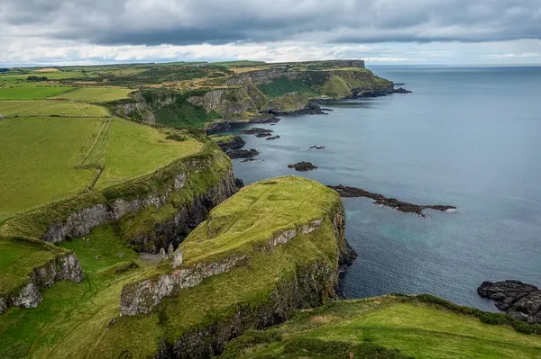 Sersemletici Üzerinde Hava Görüntüsü, Rocky Sahil Hattı, Antrim İlçesi, Kuzey İrlanda Birleşik Krallık