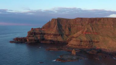 Giants Causeway, Bushmills, Kuzey İrlanda 'da Muhteşem Gün Batımı