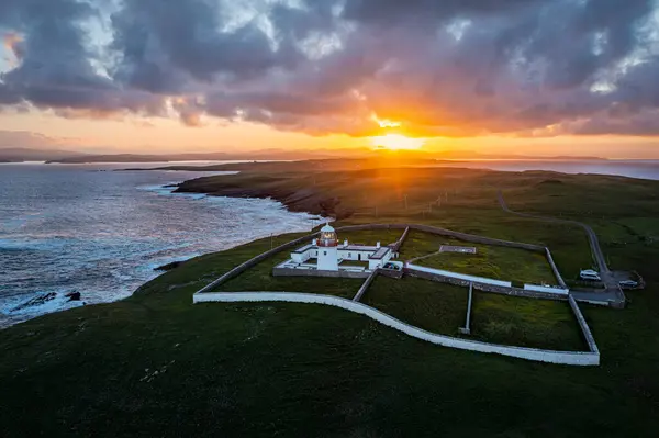 St John 's Point Deniz fenerinin havadan görünüşü, Donegal, İrlanda