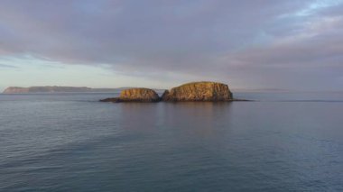Muhteşem Günbatımı Ballintoy, Antrim Sahili, Kuzey İrlanda, Birleşik Krallık