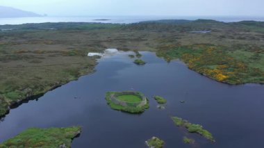 Bulutlu Gökyüzü Doon Kalesi üzerinden uçarken Donegal ilçesi, İrlanda