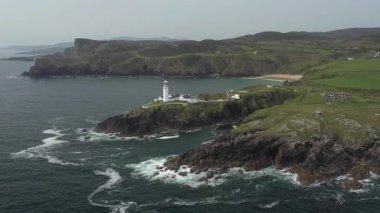 Dalgaların Düştüğü Güzel Uçuş, Fanad Deniz Feneri Bölgesi Donegal, İrlanda