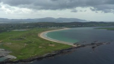 Donegal, İrlanda, Portnoo Sandy Plajı 'nda Dull Skies