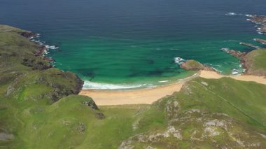 Sandy Sahili Cinayet Deliği üzerindeki güzel uçuş, Donegal İlçesi, İrlanda