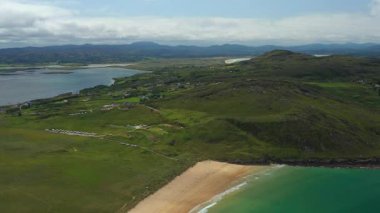 Kont Donegal, İrlanda 'dan Tra Na Rossan plajı üzerinden güzel bir uçuş. 