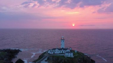 Fanad Head County Donegal, İrlanda 'da Renkli Gün Doğumu