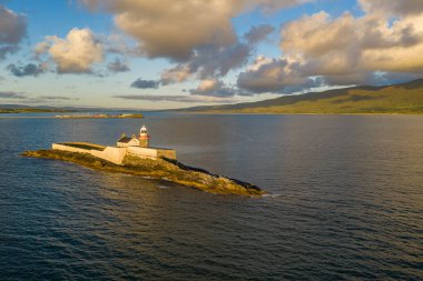 Fenit Deniz fenerinin gün batımındaki hava görüntüsü, Tralee, Kerry, İrlanda