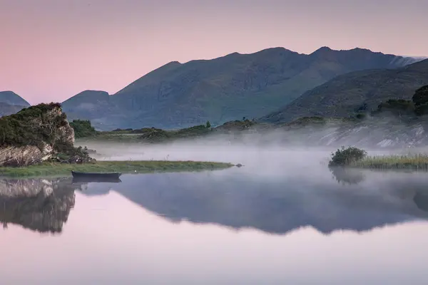 Killarney, Kerry, İrlanda 'daki Yukarı Göl' deki yansımalarla baş döndürücü bir sabah.