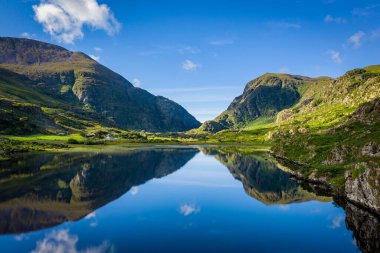 Güzel Gökyüzü Yansımaları, Dunloe Geçidi, Killarney, Kerry, İrlanda