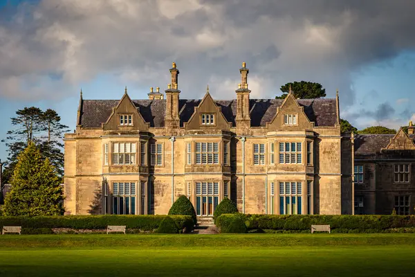 Gün batımında Muckross Evi, Killarney Ulusal Parkı, Kerry, İrlanda