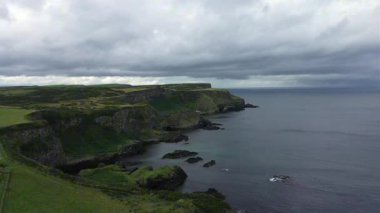 Sersemletici Üzerinde Hava Görüntüsü, Rocky Sahil Hattı, Antrim İlçesi, Kuzey İrlanda Birleşik Krallık