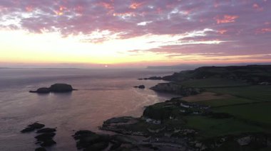 Ballintoy, Ballycastle, Kuzey İrlanda 'dan Rocky Coastline üzerinde güzel bir gün doğumu
