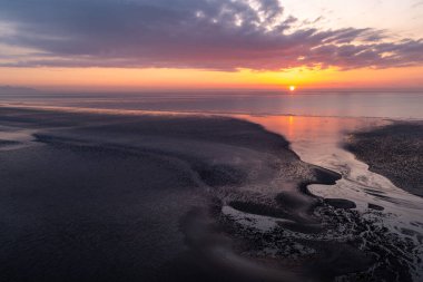 Gün doğumunda Clogherhead Sahili üzerinde havadan görüş.